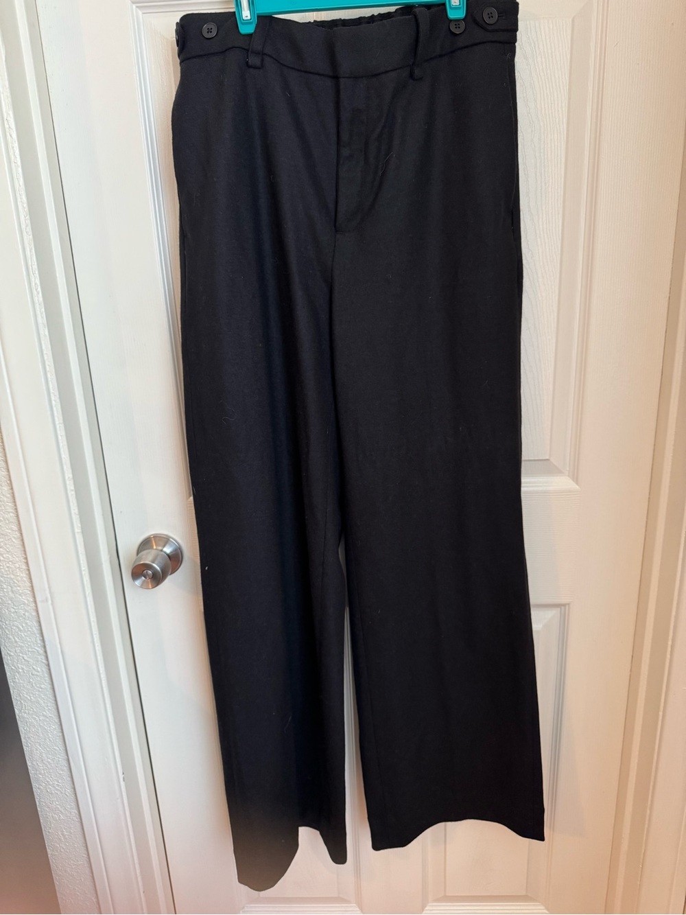 Banana Republic Black Wide Leg Trousers
Size 12 Side Button Tab Waist Pleat. EUC
